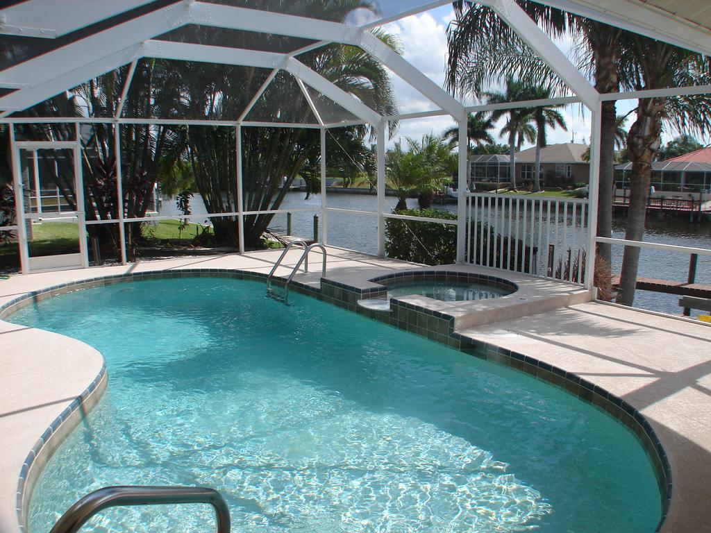 Tropical Palms Sw Cape - Waterfront Private Home, Locally Owned & Managed, Fair & Honest Pricing Cape Coral Exterior photo